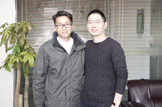 丝瓜视频官网彩鋼營（yíng）銷副總易先坤和福銳得創始人詹涵量合影留念